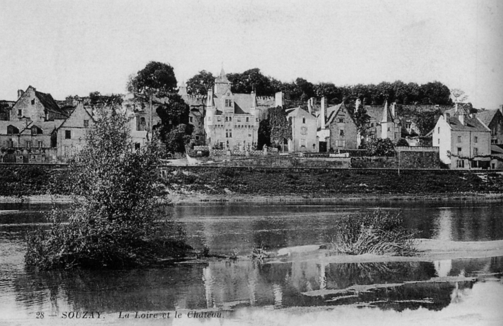 Vue sur le village de Souzay en bord de Loire, début XXe siècle (carte postale ancienne). - Souzay-Champigny
