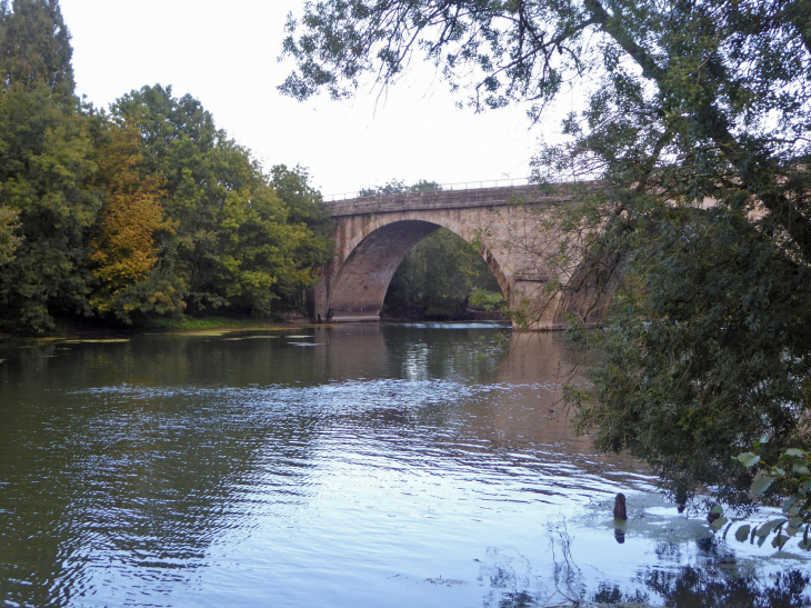 Le pont sur le Loir - Villevêque