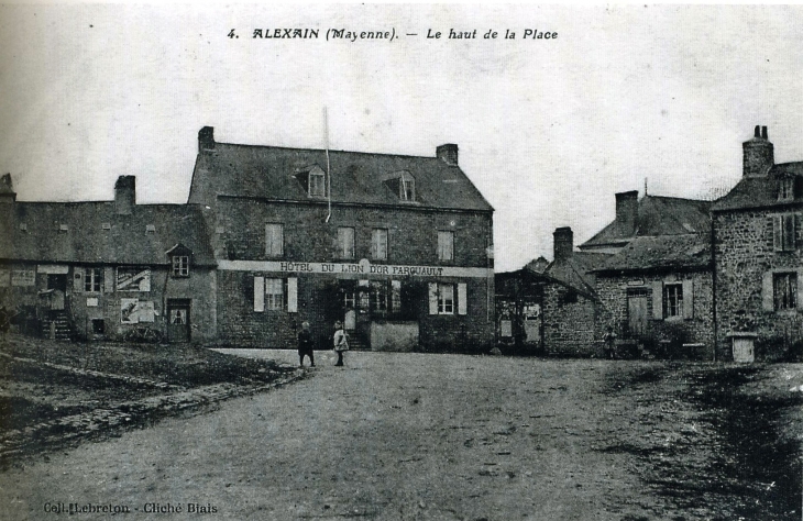 Le haut de la place début XXe siècle (carte postale ancienne). - Alexain