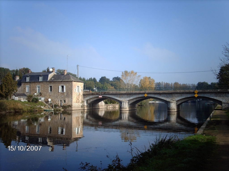 Le Pont de pierre de Mongiroux n°5 - Andouillé