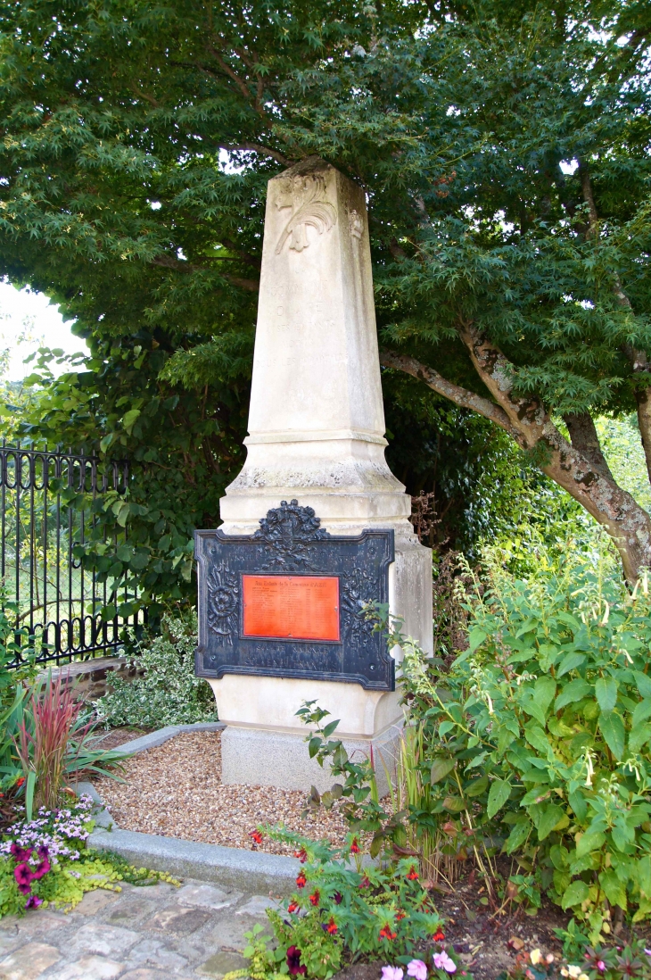 Le Monument aux Morts - Azé