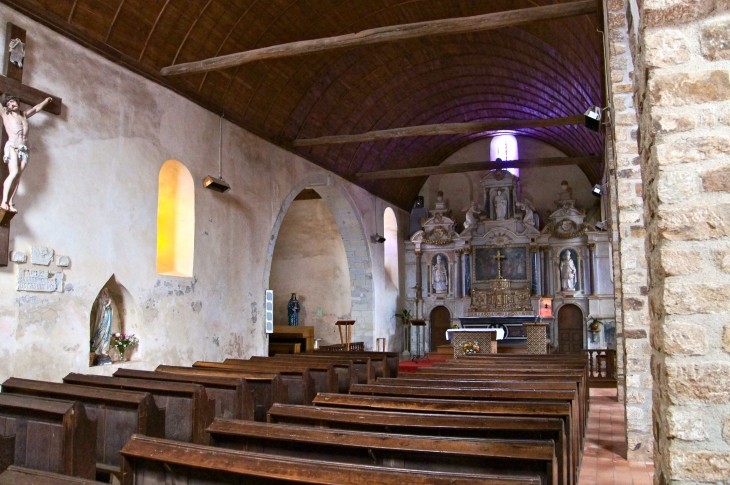 Eglise Saint Saturnin: la nef du XVIIe siècle vers le choeur. - Azé