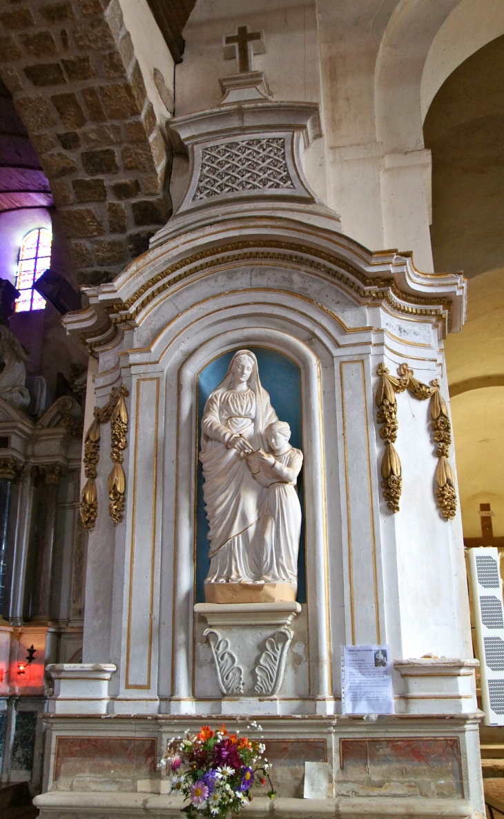 Retable de la nef du XIe siècle. Statue représentant Sainte Anne et Joachin. Eglise Saint Saturnin. - Azé