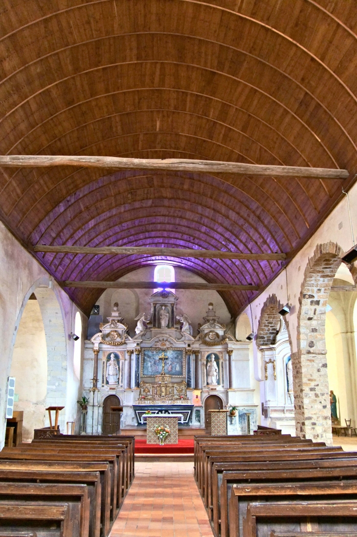 La nef du XVIIe siècle avec au fond  le retable du maître autel daté de 1634. Eglise Saint SAturnin. - Azé