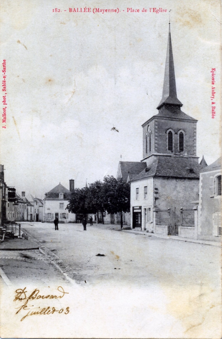 Place de l'église, vers 1903 (carte postale ancienne). - Ballée