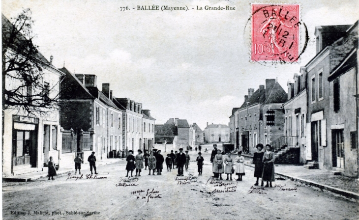 La Grande-Rue, vers 1905 (carte postale ancienne). - Ballée