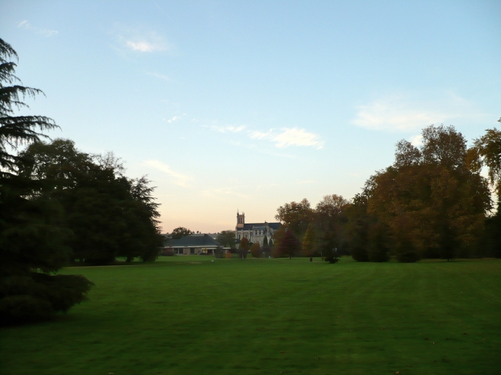 Vue sur l'église du Parc des Ondines. - Changé