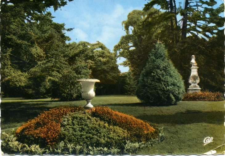 Le Jardin Public (carte postale de 1962) - Château-Gontier