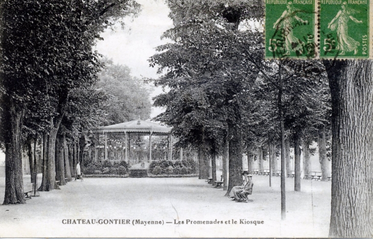 Les promenades et le kiosque, vers 1918 (carte postale ancienne). - Château-Gontier