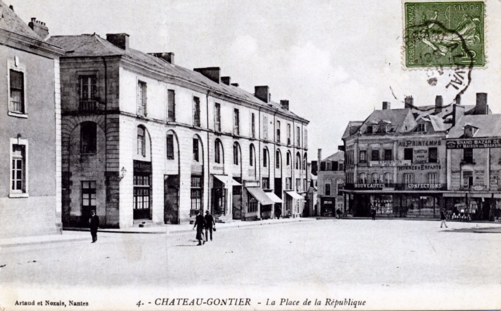 La place de la République, vers 1912 (carte postale ancienne). - Château-Gontier