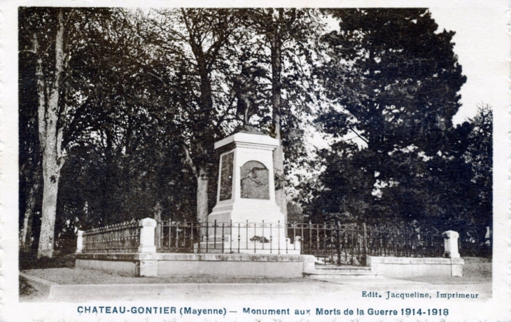Monument aux morts de la Guerre 14/18, vers 1920 (carte postale ancienne). - Château-Gontier