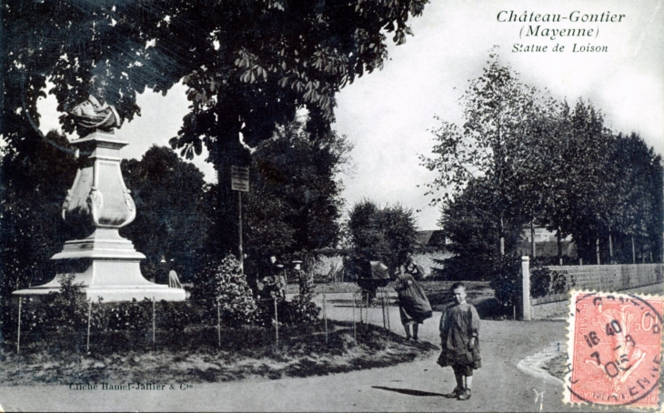 Statue de Loison, vers 1905 (carte postale ancienne). - Château-Gontier