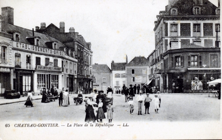 La place de la république, vers 1905 (carte postale ancienne). - Château-Gontier