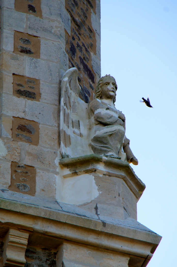 Eglise Notre Dame : sculpture aux quatre coins du clocher. - Commer