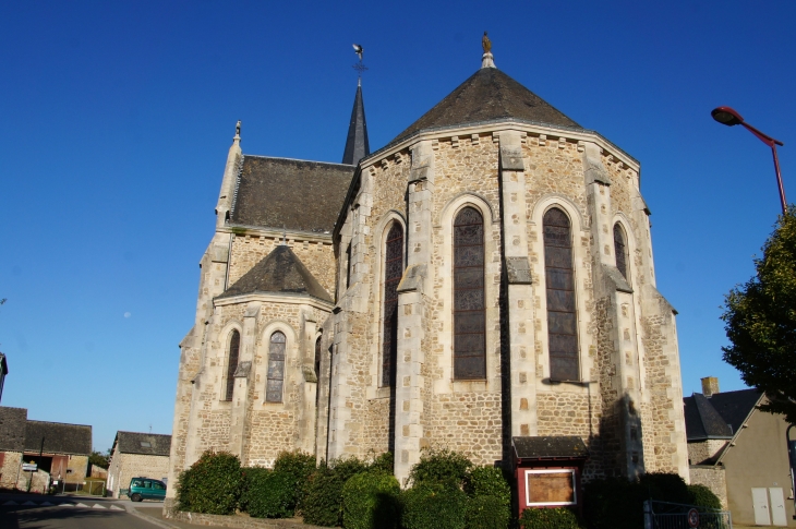 Le chevet de l'église Notre Dame du XIXe siècle. - Commer