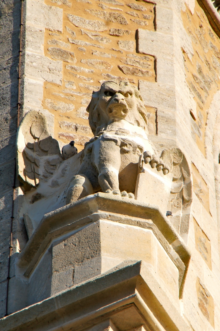 Eglise Notre Dame : sculpture aux quatre coins du clocher. - Commer