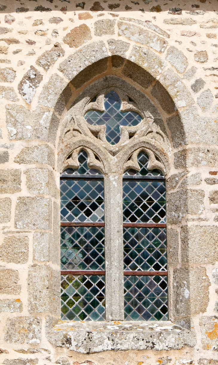Fenêtre à meneaux de l'église Saint Martin. - Contest