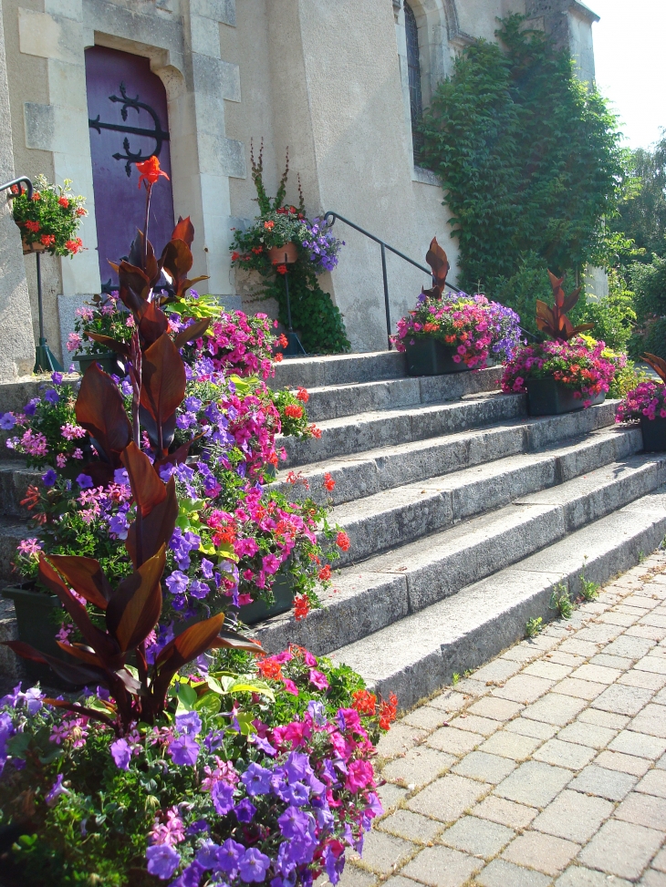 Escalier fleuri del'église - Coudray