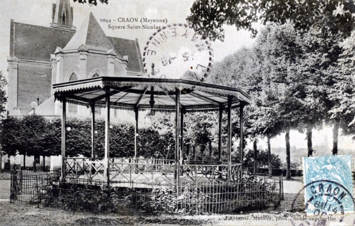 Vers 1905, Le Square Saint Nicolas (carte postale ancienne). - Craon