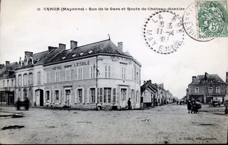 Rue de la Gare et Route de Chateau-Gontier, vers 1907 (carte postale ancienne). - Craon