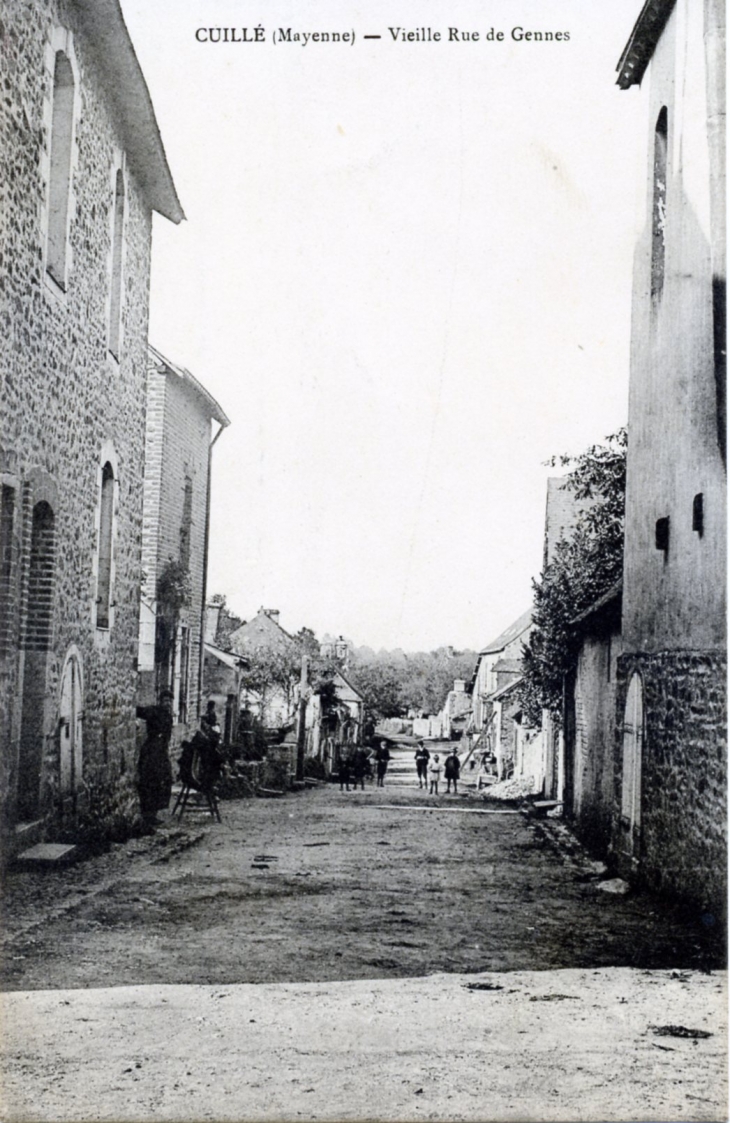 Vieille rue de Gennes, vers 1916 (carte postale ancienne). - Cuillé
