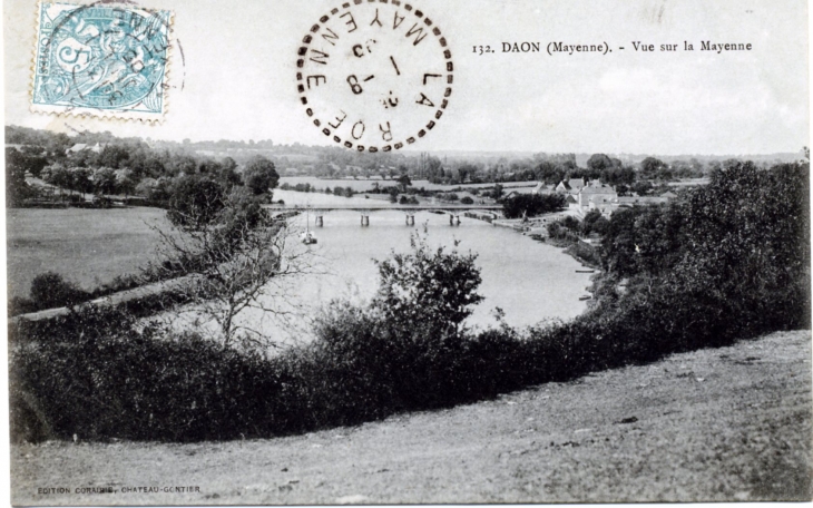 Vue sur la Mayenne, vers 1905 (carte postale ancienne). - Daon