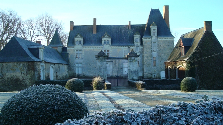 Château de Mortreux (fin du XVIè siècle).Visible uniquement de la grille) - Daon