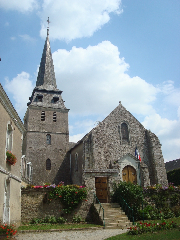 Eglise Saint Germain (vue du jardin de la mairie) - Daon