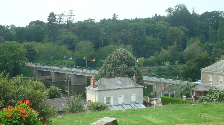 Vue sur la Mayenne,  et le pont.  - Daon
