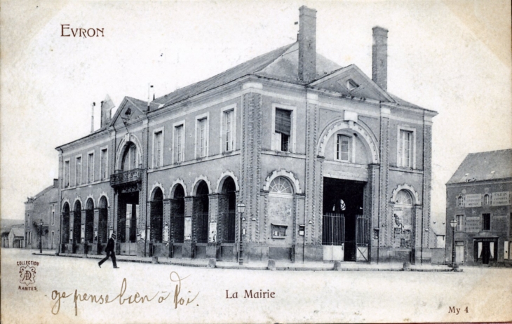 La Mairie, vers 1905 (carte postale ancienne). - Évron