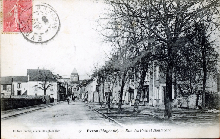 Rue des Prés et Boulevard, vers 1905 (carte postale ancienne). - Évron