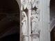 La Basilique : sculptures des piliers.