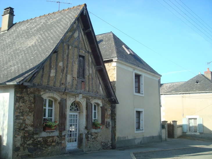 Place de l'église. Maisons anciennes - Fromentières