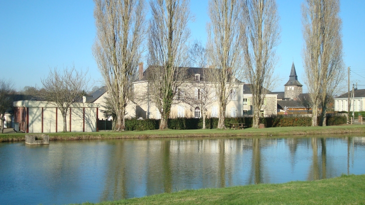 Photo à Fromentières (53200) Mairie. Côté du plan d'eau