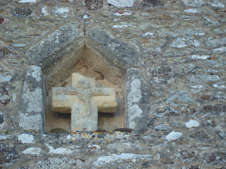 Christ en croix. Niche. Fronton de l'église Saint- Aignan - Gennes-sur-Glaize