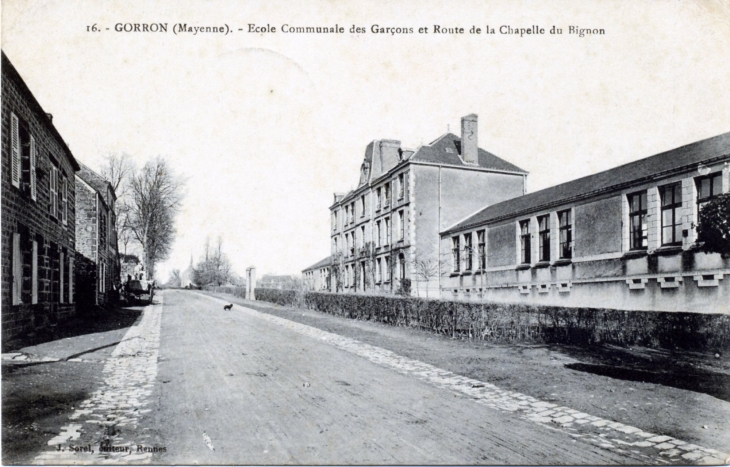 Ecole communale des Garçons et route de la Chapelle du Bignon, vers 1915 (carte postale ancienne). - Gorron