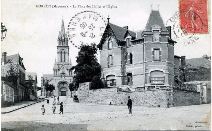 La place des Halles et l'église, vers 1905 (carte postale ancienne). - Gorron