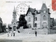 La place des Halles et l'église, vers 1905 (carte postale ancienne).