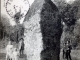 Un Menhir de 4m30 de haut au Village de la Roche, vers 1907 (carte postale ancienne).
