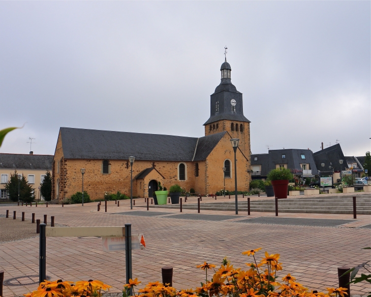 Façade sud de l'église Saint Siméon - L'Huisserie