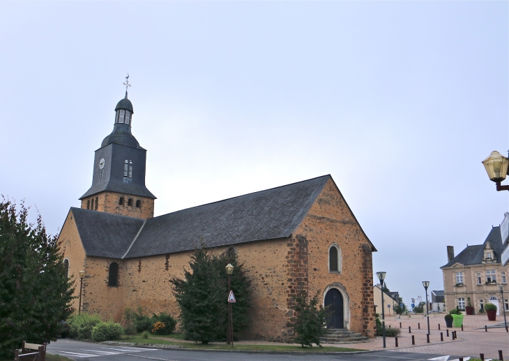 Façade nord ouest de l'église Saint Siméon - L'Huisserie