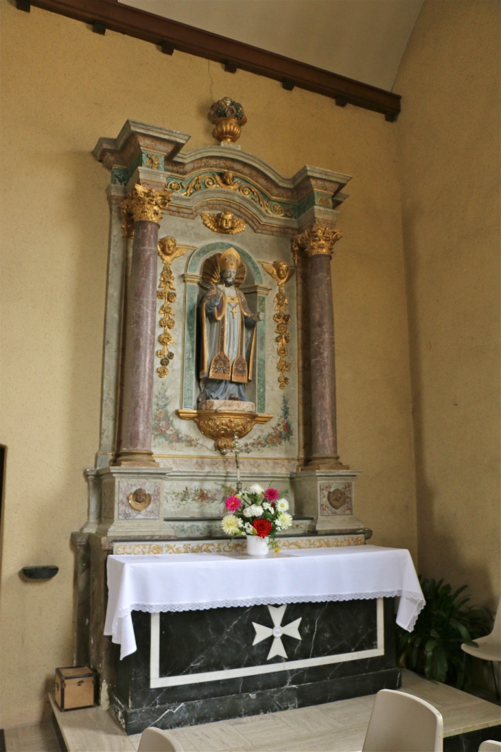 Le transept de droite est dédié à saint julien, premier évêque du Mans. Le retable porte la date de 1713. - L'Huisserie