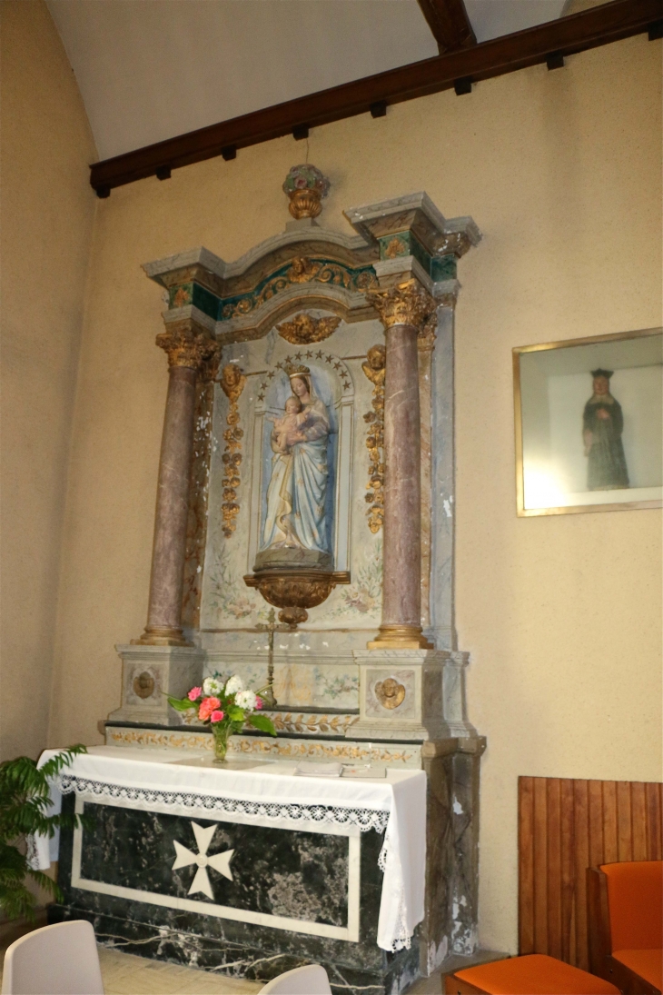 Le transept de gauche est dédié à la Vierge, celle ci porte l'enfant Jésus. Le retable est de 1713 également. A droite du retable une statue polychrome de saint Yves. - L'Huisserie
