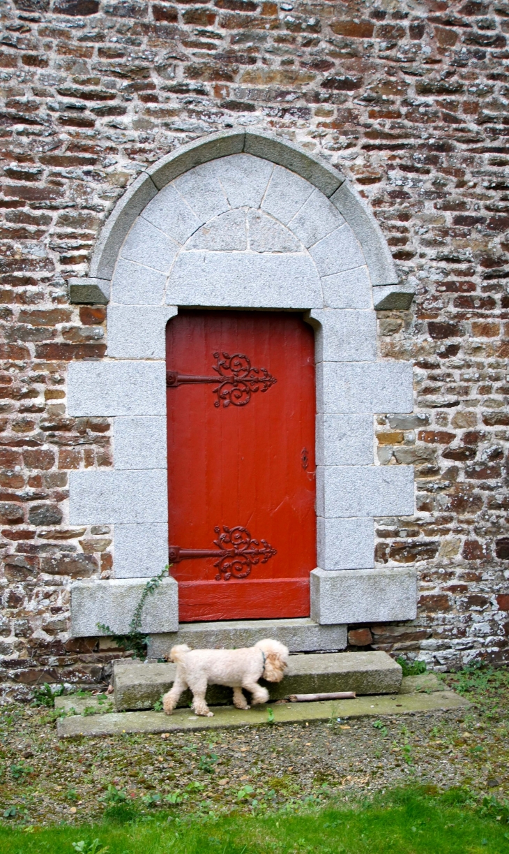 La porte du transept gauche de l'église de la Sainte Vierge. - La Haie-Traversaine