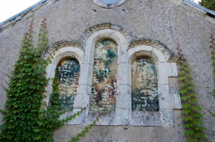 Les vitrages de la chapelle Notre Dame de la Vallée ont été réalisés par l'abbé Bernard Chardon, prêtre. Il réalise ses  - La Haie-Traversaine