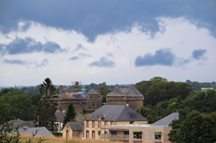 Le village et son château - Lassay-les-Châteaux