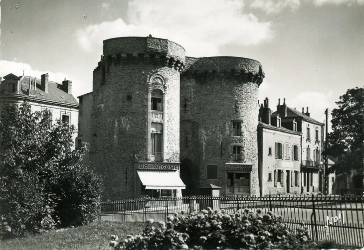La porte Beucheresse (carte postale de 1960) - Laval