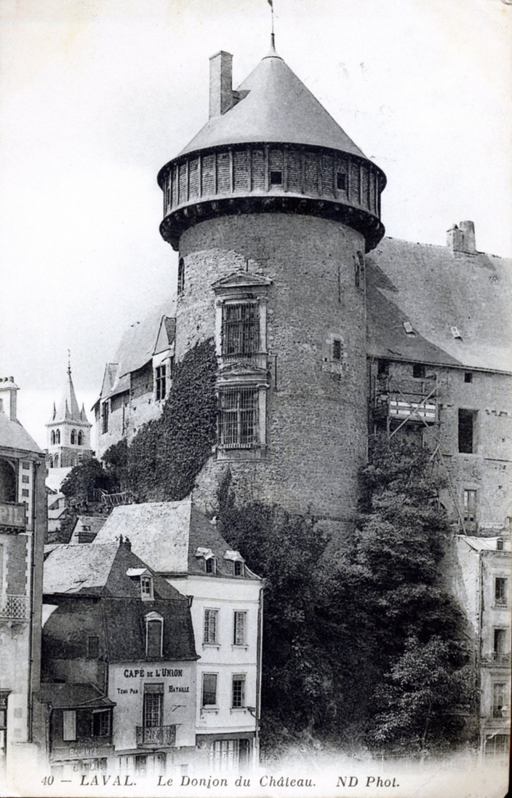 Le Donjon du Château, vers 1913 (carte postale ancienne). - Laval