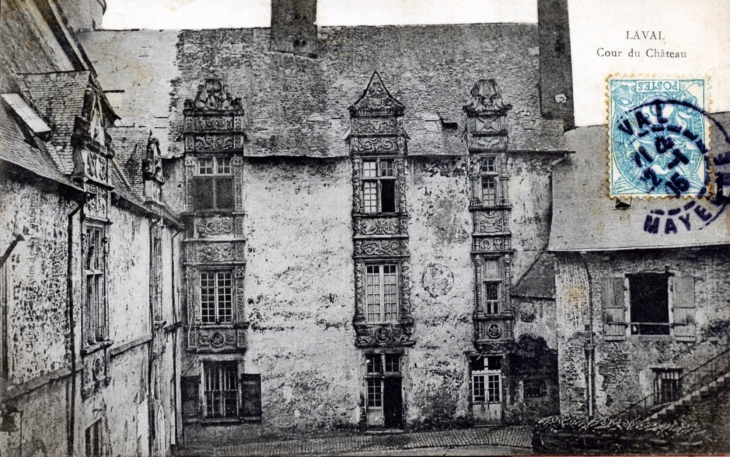 La Cour du Château, vers 1905 (carte postale ancienne). - Laval