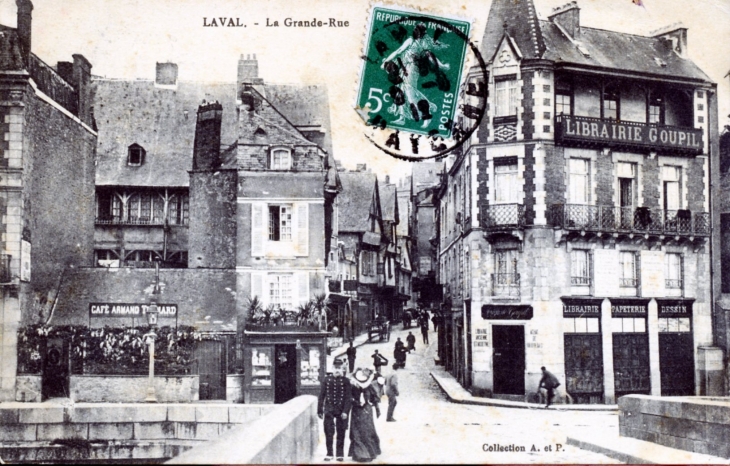 La Grande Rue, vers 1912 (carte postale ancienne). - Laval